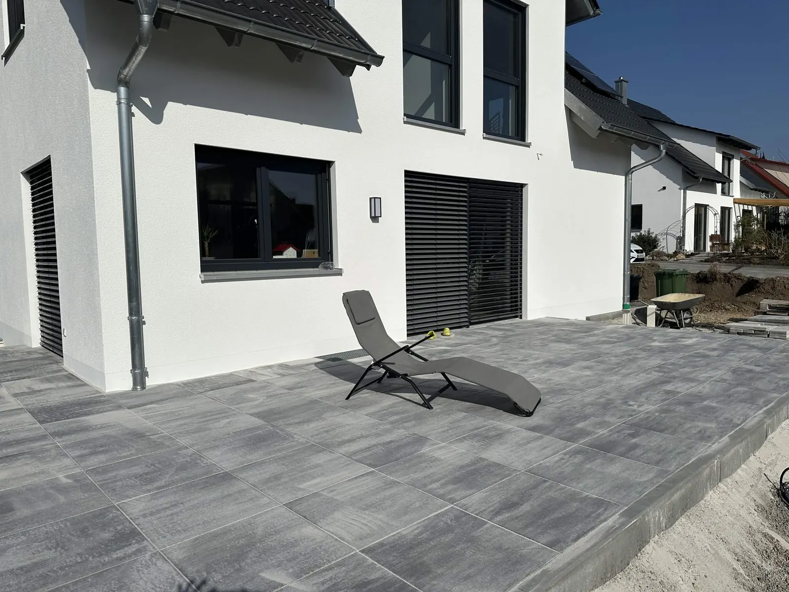 Moderne Terrasse von Kllokoqi Garten- und Landschaftsbau
